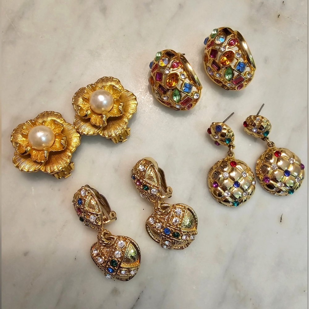 FOUR PAIRS of costume earrings, multi-colored jewelry lot.